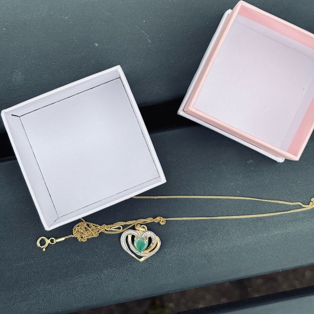 🎄GLENCARA- Gold Diamond
Emerald Celtic heart necklace🎄Lovely Gift! - Picture 7 of 11